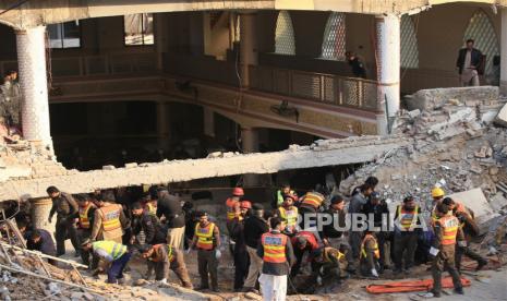  Petugas penyelamat di lokasi ledakan di sebuah Masjid, di Peshawar, Pakistan, Senin, 30 Januari 2023. Sedikitnya 28 jamaah tewas dan puluhan lainnya terluka dalam ledakan saat sholat di sebuah Masjid yang terletak di garis polisi di Peshawar, Ghulam Ali, Gubernur kata KPK provinsi.