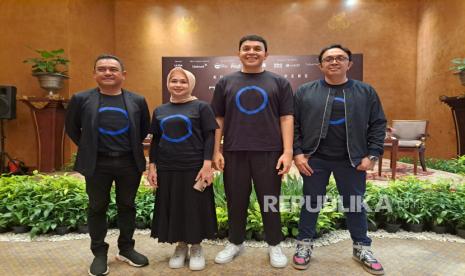 Penyanyi Tulus (kedua dari kanan) menggelar konferensi pers persiapan tur musik ke 11 kota di The Dharmawangsa, Jakarta, Jumat (27/1/2023). Menjelang konser, Tulus menyiapkan staminanya.