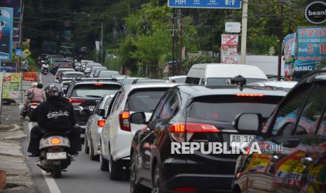 Kepadatan kendaraan di Jalan Tangkuban Parahu, Kecamatan Lembang, Kabupaten Bandung Barat