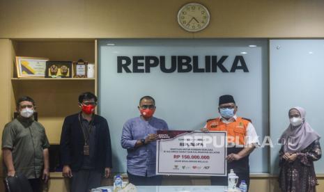 Pemimpin Redaksi Republika Irfan Junaidi (tengah) bersama Direktur Komunikasi ACT Ade Muhammad Yusuf, Chief Marketing Officer Rumah Zakat Irvan Nugraha, Direktur Utama Baznas M. Arifin Purwakananta dan Direktur Resources Mobilititions Dompet Dhuafa Etika Setiawanti (dari kiri ke kanan) saat penyerahan bantuan untuk korban bencana di Sulawesi Barat dan Kalimantan Selatan secara simbolis di Kantor Republika, Jakarta, Kamis (18/3). Penyerahan bantuan untuk korban bencana di Sulawesi Barat dan Kalimantan Selatan yang merupakan dari sumbangan pembaca Republika itu diserahkan kepada empat lembaga amil zakat dan lembaga kemanusiaan. Republika/Putra M. Akbar