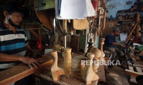 Perajin membentuk kayu di bengkel bubut kayu, Bambu Apus, Tangerang Selatan, Banten, Kamis (8/7/2021). Di tengah masa pandemi COVID-19, UMKM seni bubut kayu ini tetap stabil menjalankan bisnisnya karena masih banyaknya pesanan dari sejumlah apartemen untuk interior ruangan serta permintaan dari pengusaha meubel yang dijual dari harga Rp10 ribu hingga Rp2 juta tergantung tingkat kesulitan. 