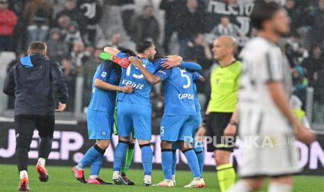 Para pemain Napoli merayakan keberhasilan menghajar Juventus, Senin (24/4/2023). 