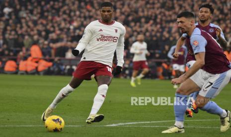 Penyerang Manchester United (MU) Marcus Rashford dijaga bek Aston Villa Clement Lenglet dalam pertandingan Liga Primer Inggris. MU menang 2-1 dalam laga di Villa Park, Ahad (11/2/2024).