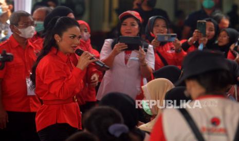 Anggota DPR fraksi PDI Perjuangan Krisdayanti bernyanyi menghibur para ibu hamil yang menghadiri acara Gebyar Inovasi Pelayanan Kesehatan Rakyat di Gedung Sekolah Partai PDI Perjuangan, Jakarta, Sabtu (18/6/2022). Gebyar pelayanan kesehatan tersebut diisi dengan kegiatan sosialisasi pencegahan stunting kepada ibu hamil serta demo masak makanan sehat atasi stunting. Prayogi/Republika. 