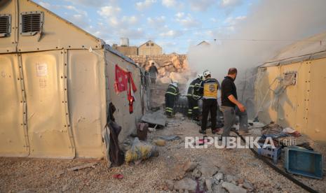  Badan Amal Muslim Kanada Bangun Desa untuk Pengungsi Suriah. Foto:  Petugas pemadam kebakaran bekerja di kamp Maram untuk pengungsi internal setelah penembakan di kamp di barat laut provinsi Idlib, Suriah, 06 November 2022. Menurut kelompok oposisi Pertahanan Sipil Suriah dari White Helmets, setidaknya enam orang tewas dan puluhan terluka dalam penembakan itu, diduga dilakukan oleh pasukan pemerintah yang menargetkan setidaknya enam kamp di daerah yang dikuasai pemberontak Suriah utara.