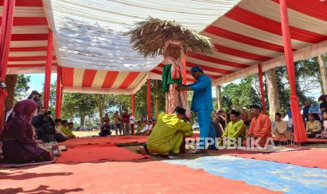 Masyarakat adat di sekitar Kawasan Cagar Budaya Nasional (KCBN) Muarajambi, Kabupaten Muaro Jambi, Provinsi Jambi, melakukan prosesi Tegak Tiang Tuo, Rabu (5/6/2024). Prosesi itu sekaligus menandakan dimulainya pembangunan museum KCBN Muarajambi. 