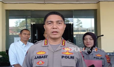 Kabid Humas Polda Jabar Kombes Pol Jules Abraham Abast merespon film Vina sebelum 7 hari yang viral dan diangkat dari kasus nyata, Selasa (14/5/2024). Tiga orang tersangka masih DPO dan dalam pengejaran.