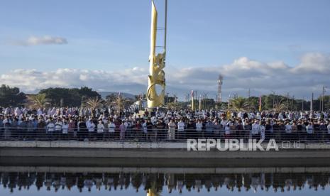 Umat muslim melaksanakan Sholat Idul Adha 1444 Hijriah di Masjid Raya Al Jabbar, Gedebage, Kota Bandung, Jawa Barat, Kamis (29/6/2023). Pemerintah Provinsi Jawa Barat menggelar Sholat Idul Adha 1444 Hijriah perdana di Masjid Raya Al Jabbar serta dihadiri oleh ribuan masyarakat dari berbagai daerah di kawasan Bandung Raya.