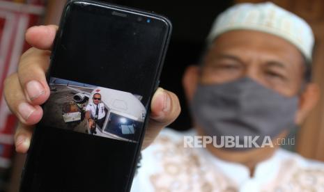 Sumarzen Marzuki menunjukkan foto putranya Fadly Satrianto yang merupakan salah satu penumpang pesawat Sriwijaya Air SJ 182 di rumahnya Jalan Tanjung Pinang, Surabaya, Jawa Timur, Minggu (10/1/2021). Fadly Satrianto yang bekerja sebagai kopilot NAM Air tersebut merupakan salah satu penumpang di pesawat Sriwijaya Air SJ 182 rute Jakarta-Pontianak  yang mengalami kecelakaan  pada Sabtu (9/1/2021) di perairan Kepulauan Seribu. 