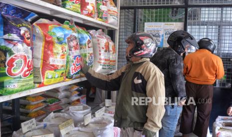 Pembeli memilih Beras di salah satu agen di Kawasan Kemayoran, Jakarta, Senin (12/2/2024). Menteri Badan Usaha Milik Negara (BUMN) Erick Thohir mengungkapkan alasan yang memicu terjadinya kenaikan harga beras di Indonesia, salah satunya ialah harga pangan dunia yang juga sedang meningkat.