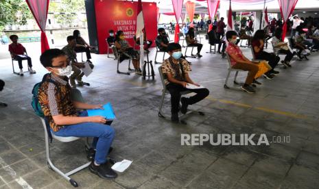 Pelajar menunggu penyuntikan vaksin Covid-19 Sinovac di Sekolah Nasional Tiga Bahasa Budi Utama, Sleman, Yogyakarta, Rabu (14/7). Yogyakarta mulai melakukan vaksinasi massal Covid-19 di sekolah untuk pelajar. Sebanyak 49.999 anak menjadi target vaksinasi Covid-19 di Yogyakarta.