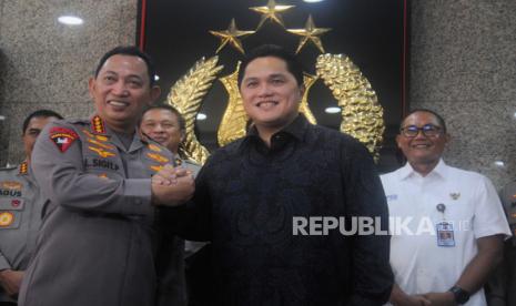 Ketua Umum PSSI Erick Thohir (tengah) dan Kapolri Jenderal Pol Listyo Sigit Prabowo (kiri) bersalaman usai melakukan pertemuan di Mabes Polri, Jakarta, Senin (26/6/2023). Pertemuan tersebut untuk berkoordinasi terkait ditemukannya adanya indikasi pelanggaran atau kecurangan di perangkat liga sepakbola Indonesia.