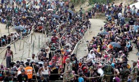 Pengungsi Rohingya mengantre untuk mendapatkan bantuan di Coxs Bazar, Bangladesh pada 2017. Genosida Rohingya, Bangladesh Sambut Baik Putusan Mahkamah Kriminal Internasional