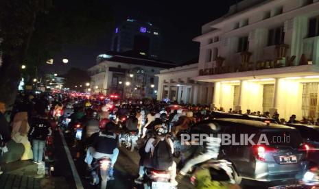 Kepadatan pengunjung saat malam pergantian tahun baru 2024, di kawasan Jalan Asia Afrika, Kota Bandung, Jawa Barat, Ahad (31/12/2023). Kawasan Jalan Asia Afrika, Alun-alun, dan Braga, menjadi pusat titik kumpul warga untuk merayakan Tahun Baru. 