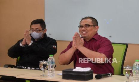 Presiden ACT Ibnu Khajar meberi salam usai memberikan keterangan terkait  tentang pencabutan izin penyelenggaraan pengumpulan sumbangan kepada yayasan ACT di Kantor ACT, Jakarta, Rabu (6/7/2022). Tim Legal yayasan ACT menilai keputusan pencabutan izin yang dilakukan oleh kemensos tersebut terlalu reaktif karena seharusnya proses yang harus dilakukan secara bertahap. 