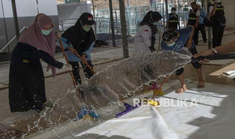 Sejumlah petugas membersihkan posko kesehatan di Mina, Mekah, Arab Saudi, Rabu (21/6/2023). Petugas kesehatan menyiapkan posko pelayanan kesehatan bagi jamaah Indonesia serta lima titik posko di jalur atas dan bawah dari Mina menuju Jamarat untuk melempar jumrah saat puncak ibadah  haji 1444 H/ 2023 Masehi. 