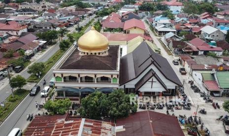 Foto udara Masjid Al Azhar (kiri) dan Gereja Nazaret (kanan) di Jalan Gemini, Palangka Raya, Kalimantan Tengah, Jumat (15/4/2022). Masjid Al Azhar dan Gereja Nazaret tersebut merupakan dua rumah ibadah yang dibangun secara bersamaan pada tahun 1986 dengan letaknya yang berdampingan dan memiliki satu tembok yang menyatu sebagai sebagai simbol toleransi keberagaman antarumat beragama. Kemenag: Tidak Mungkin Bangun Kerukunan tanpa Moderasi Beragama