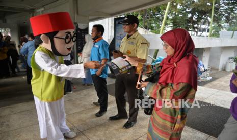 Pawai Canvasing Ramadan membagikan Jadwal Imsakiyah  saat event Welcoming Ramadan Mendekatkan di Taman literasi, Blok M, Jakarta, Ahad (25/2/2024). Dengan mengangkat tema #RamadanMendekatkan Dompet Dhuafa mengajak dan mendorong masyarakat untuk bersama-sama kembali dalam meraih kebaikan. Beragam program akan bergulir pada Ramadan 1445 H nanti, seperti Grebek Kampung, Tebar Zakat Fitrah, Fidyah, Berbagi Paket Sahur dan Berbuka Puasa, Sedekah Qur’an, Muliakan Anak Yatim, Parsel Ramadan, THR Pejuang Keluarga, Borong Takjil, Sedekah alat ibadah dan Ramadan di Palestina.