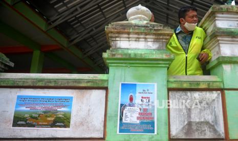 Poster propaganda untuk menjual tanah tertempel di Desa Wadas, Purworejo, Jawa Tengah, Rabu (9/2/2022). Diketahui, pada Selasa (8//2/2022) kemaren 63 orang khususnya 56 warga Wadas ditangkap kepolisian. Para warga yang ditangkap adalah mereka yang bersikeras menolak lahannya dibebaskan untuk penambangan batu adesit. Luas tanah yang akan dibebaskan mencapai 124 hektar.Batu andesit yang ditambang dari Desa Wadas ini sedianya akan digunakan sebagai material untuk pembangunan Waduk Bener yang lokasinya masih berada di Kabupaten Purworejo.