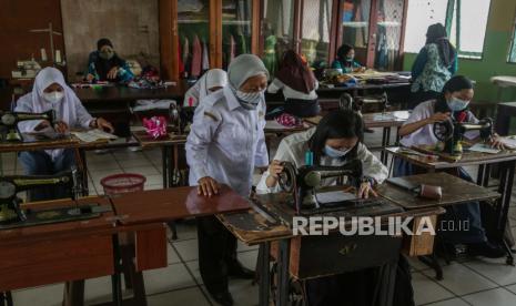 Sejumlah siswa SMK mengikuti pelajaran praktik tata busana (ilustrasi) 