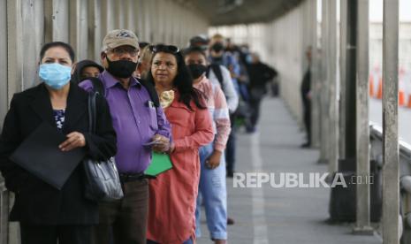 Orang-orang menyeberang melalui jembatan Internasional Paso del Norte Senin, 8 November 2021, di El Paso. Perbatasan AS-Meksiko dibuka kembali untuk individu yang divaksinasi setelah hampir dua tahun pembatasan.