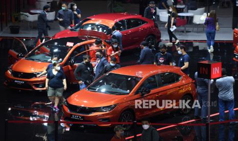 Sejumlah pengunjung mengamati mobil yang dipamerkan dalam IIMS Hybrid 2021 di JiExpo Kemayoran, Jakarta, Minggu (18/4/2021). Presiden Joko Widodo menyatakan insentif Pajak Penjualan atas Barang Mewah Ditanggung Pemerintah (PPnBM-DTP) telah membuat angka pesanan pembelian atau purchase order mobil hingga pertengahan April 2021 melonjak hingga 190 persen. 