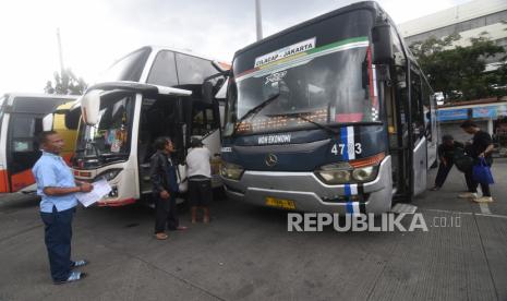 Sejumlah penumpang menaiki bus di Terminal Kampung Rambutan, Jakarta,Ahad (2/4/2023). Menteri Perhubungan Budi Karya Sumadi memaparkan kesiapan jelang mudik Lebaran tahun 2023 dimana berdasarkan Survei Angkutan Lebaran 2023 terdapat potensi 123,8 juta orang warga Indonesia akan melakukan mudik atau mengalami kenaikan dibanding tahun sebelumnya yang hanya sebanyak 85 juta orang. 