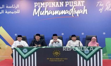 Ketua Umum Pimpinan Pusat (PP) Muhammadiyah, Haedar Nashir (tengah), di Kantor Pusat PP Muhammadiyah, Yogyakarta, Sabtu (6/4/2024). 