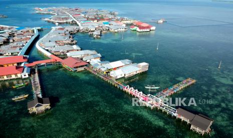 Homestay di Desa Wisata Bajo Terapkan Protokol. Foto aerial permukiman suku Bajo, Torosiaje, Kabupaten Pohuwato, Gorontalo, Ahad (9/8/2020). Desa wisata yang berada di atas laut tersebut mulai dikunjungi wisatawan setelah sebelumnya sepi akibat pandemi COVID-19. 