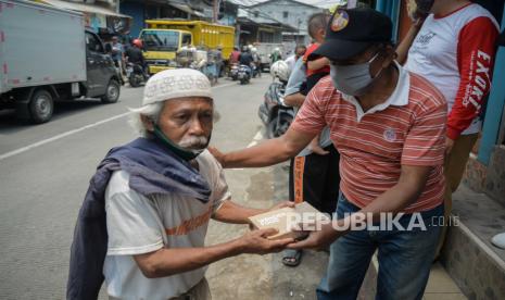 Relawan Wonder Food Indonesia membagikan nasi box secara gratis kepada warga di kawasan Kemang, Jakarta, Rabu (4/11). Aktivitas berbagi tersebut dilakukan Yayasan Wonder Food Indonesia sebagai bentuk aksi sosial di tengah pandemi covid-19 dengan tujuan memenuhi kebutuhan nutrisi bagi masyarakat yang membutuhkan.  