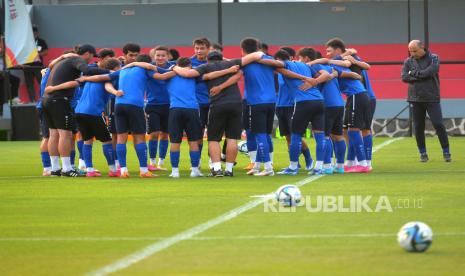 Pemain Sepak Bola Timnas U17 Uzbekistan mengikuti latihan sebelum Piala Dunia U17 di Lapangan Blulukan, Colomadu, Karanganyar, Jawa Tengah, Rabu (8/11/2023). Pada Piala Dunia U17 2023 ini Uzbekistan bertanding di Grup B bersama Spanyol, Mali, dan Kanada.