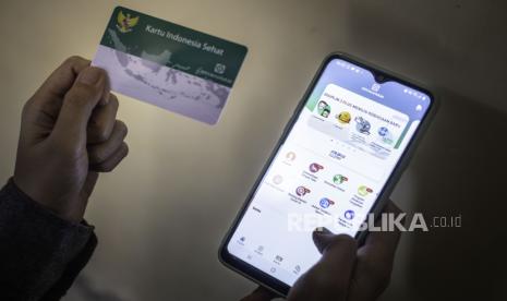 Warga mencari informasi tentang keaktifan keanggotaan BPJS Kesehatan melalui aplikasi Mobile JKN (ilustrasi)