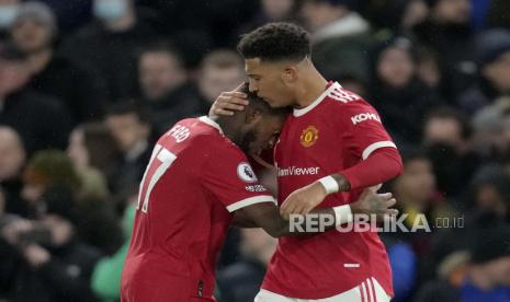 Pemain Manchester United Jadon Sancho merayakan dengan pemain Manchester United Fred, kiri, setelah mencetak gol pembuka selama pertandingan sepak bola Liga Premier Inggris antara Chelsea dan Manchester United di stadion Stamford Bridge di London, 28 November 2021.