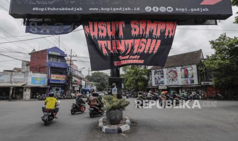 Sebuah spanduk yang menyerukan penyelidikan terhadap penyerbuan Stadion Kanjuruhan yang mematikan tergantung dari papan reklame di Malang, Jawa Timur, Indonesia, 05 Oktober 2022. Presiden Indonesia telah memerintahkan penyelidikan dan audit ke semua stadion sepak bola di negara ini, untuk memastikan keselamatan penggemar setelah setidaknya 131 orang tewas dalam kerusuhan dan penyerbuan menyusul pertandingan sepak bola antara Arema FC dan Persebaya Surabaya di Jawa Timur pada 01 Oktober 2022.