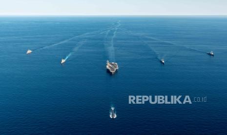  Foto selebaran yang disediakan oleh Kementerian Pertahanan Korea Selatan menunjukkan USS Annapolis (depan), kapal induk bertenaga nuklir USS Ronald Reagan (tengah), dan kapal perusak kelas Asahi Jepang, selama latihan angkatan laut gabungan AS, Korea Selatan dan Jepang di Laut Timur, Korea Selatan, 30 September 2022.