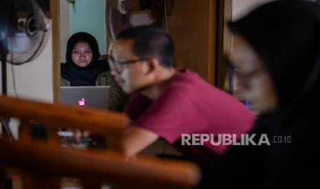 Sejumlah karyawan melakukan imbauan kerja di dalam rumah di salah satu kos-kosan Jalan Pejaten, Jakarta, Rabu (18/3). Pemerintah Pusat menghimbau masyarakat di wilayah terdampak virus corona (Covid-19) untuk melakukan kegiatan pekerjaan di dalam rumah selama 14 hari guna megantisipasi penyebaran Covid-19 di kawasan perkantoran, dan pusat keramaian. Foto : Thoudy Badai(Thoudy Badai/Republika)