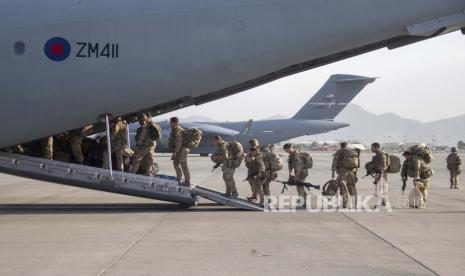  Foto yang dikeluarkan pada Sabtu 28 Agustus 2021 oleh Kementerian Pertahanan Inggris (MoD) menunjukkan personel militer Inggris menaiki pesawat A400M yang berangkat dari Kabul, Afghanistan. Inggris mengakhiri penerbangan evakuasi Sabtu, meskipun Perdana Menteri Boris Johnson berjanji untuk menggeser langit dan bumi untuk mendapatkan lebih banyak dari mereka yang berisiko dari Taliban ke Inggris dengan cara lain.