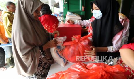  Masyarakat menerima paket sembako. PT Pupuk Kalimantan Timur (Pupuk Kaltim) melalui program PKT Proaktif menyalurkan bantuan operasional bagi 10 Lembaga Kesejahteraan Sosial Anak (LKSA) di Kota Bontang.