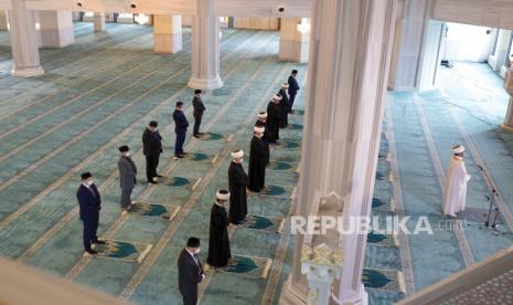 Pusat media Majelis Mufti Rusia merilis foto suasana shalat Idul Fitri terbatas di Masjid Agung Moskow, Rusia, Ahad (24/5). Pemerintah menutup masjid dan tempat ibadah lain untuk beroperasi semasa pandemi