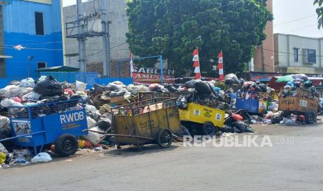 Antrean sampah di TPS Pagarsih, Kota Bandung masih mengular akibat tidak dapat terangkut ke TPa Sarimukti yang ditutup sementara, Senin (28/8/2023). Sampah pun menumpuk di beberapa ruas jalan di Kota Bandung.