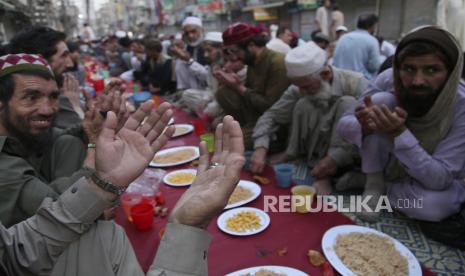  Orang-orang berdoa sebelum berbuka puasa selama bulan suci Ramadhan di trotoar di Peshawar, Pakistan, Ahad, 3 April 2022. Ada lima tips agar kita tetap sehat dan bahagia baik fisik maupun mental saat puasa. Ilustrasi. 