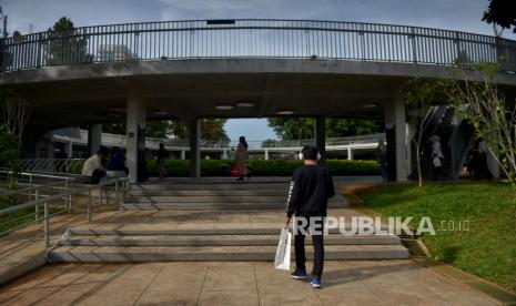 Warga beraktivitas di Taman Literasi Martha Christina Tiahahu, Blok M, Jakarta, Selasa (27/12/2022). Taman literasi tersebut menjadi destinasi wisata alternatif dan murah bagi warga Ibu Kota untuk mengisi liburan. 