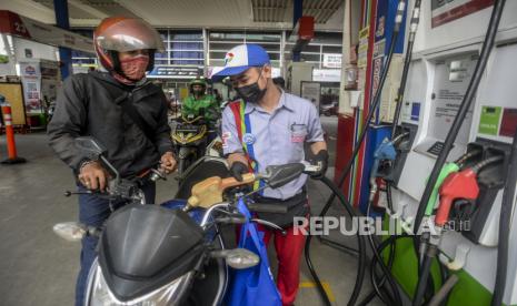 Petugas mengisi bahan bakar minyak (BBM) jenis pertalite ke sepeda motor konsumen (ilustrasi). 