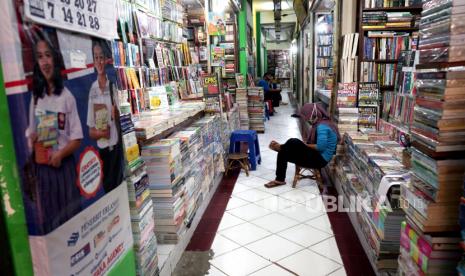 Pedagang buku menjajakan dagangannya di Pasar Buku Shoping Centre, Yogyakarta, Kamis (19/8/2021). Selama masa PPKM, Shoping Centre yang merupakan pusat buku di Yogyakarta itu tetap buka dengan pembatasan operasional maksimal hingga pukul 15.00 wib guna menekan penyebaran COVID-19. 