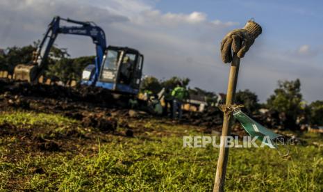 Masker dan sarung tangan mikil petugas pemakaman jenazah pasien Covid-19 di TPU Srengseng Sawah Dua, Jagakarsa, Jakarta, Jumat (12/3). Dinas Kesehatan DKI Jakarta mencatat penambahan kasus kematian akibat Covid-19 pada bulan Maret berada diatas angka 40 kasus setiap harinya sehingga meningkatkan persentase tingkat kematian dari 1,6 persen menjadi 1,7 persen. Republika/Putra M. Akbar