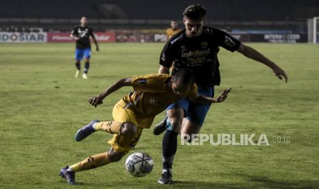 Bek Persib Bandung Nick Kuipers (kanan) berebut bola dengan penyerang Bhayangkara FC Wahyu Subo Seto (kiri) saat pertandingan Group C Piala Presiden 2022 di Stadion Si Jalak Harupat, Kabupaten Bandung, Selasa (21/6/2022). Dalam pertandingan tersebut Persib Bandung berhasil menjadi juara Group C setelah mengalahkan Bhayangkara FC dengan skor 1-0. Foto: Republika/Abdan Syakura