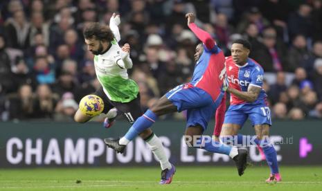 Penyerang Liverpool Mohamed Salah (kiri) beraksi saat melawan Crystal Palace di Liga Primer Inggris.