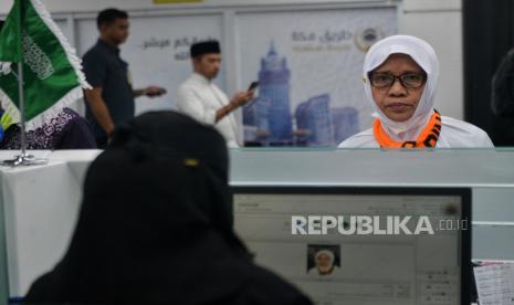 Calon jamaah haji kloter pertama mendapatkan layanan fast track saat tiba di Bandara Soekarno Hatta, Tangerang, Banten, Ahad (12/5/2024) dini hari. 