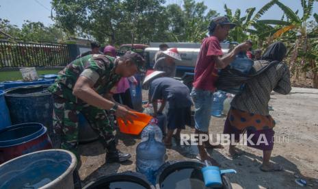 Anggota Babinsa Kodim 0724/Boyolali membantu warga saat distribusi air yang dilakukan Badan Penanggulangan Bencana Daerah (BPBD) Kabupaten Boyolali di Sarimulyo, Kemusu, Boyolali, Jawa Tengah, Selasa (5/9/2023). Berdasarkan data Badan Penanggulangan Bencana Daerah (BPBD) Kabupaten Boyolali per (4/9/2023) telah mengirimkan sebanyak 195 tangki atau 1.043.000 liter air ke tujuh kecamatan di Kabupaten Boyolali yang terdampak musim kemarau. 