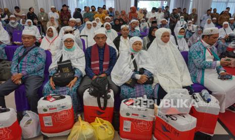 Jamaah haji Aceh yang tergabung dalam kelompok terbang (kloter) 12 tiba di Aula Asrama Haji Embarkasi Aceh, Banda Aceh, Aceh, Senin (31/7/2023). 